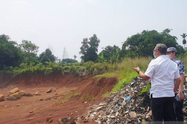 Wakil Bupati Bogor Iwan Setiawan saat meninjau lokasi pekerjaan jalan Bojonggede-Kemang (Bomang), di Kabupaten Bogor, Jawa Barat, Kamis (4/11/2021). 
