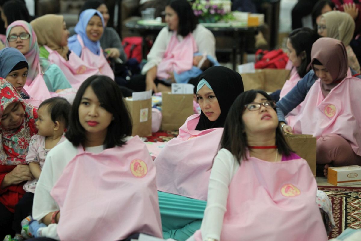 Sejumlah ibu menyusui bayinya serentak saat acara Peringatan Pekan ASI Sedunia di Kementerian Pemberdayaan Perempuan dan Perlindungan Anak (KPPPA) di Jakarta, Rabu (3/8/2016). KPPPA akan mendorong seluruh kementerian dan instansi pemerintah daerah untuk memiliki ruang laktasi dan penitipan anak. Hal ini bertujuan agar para ibu yang bekerja dapat tetap memberikan ASI eksklusif kepada bayinya.