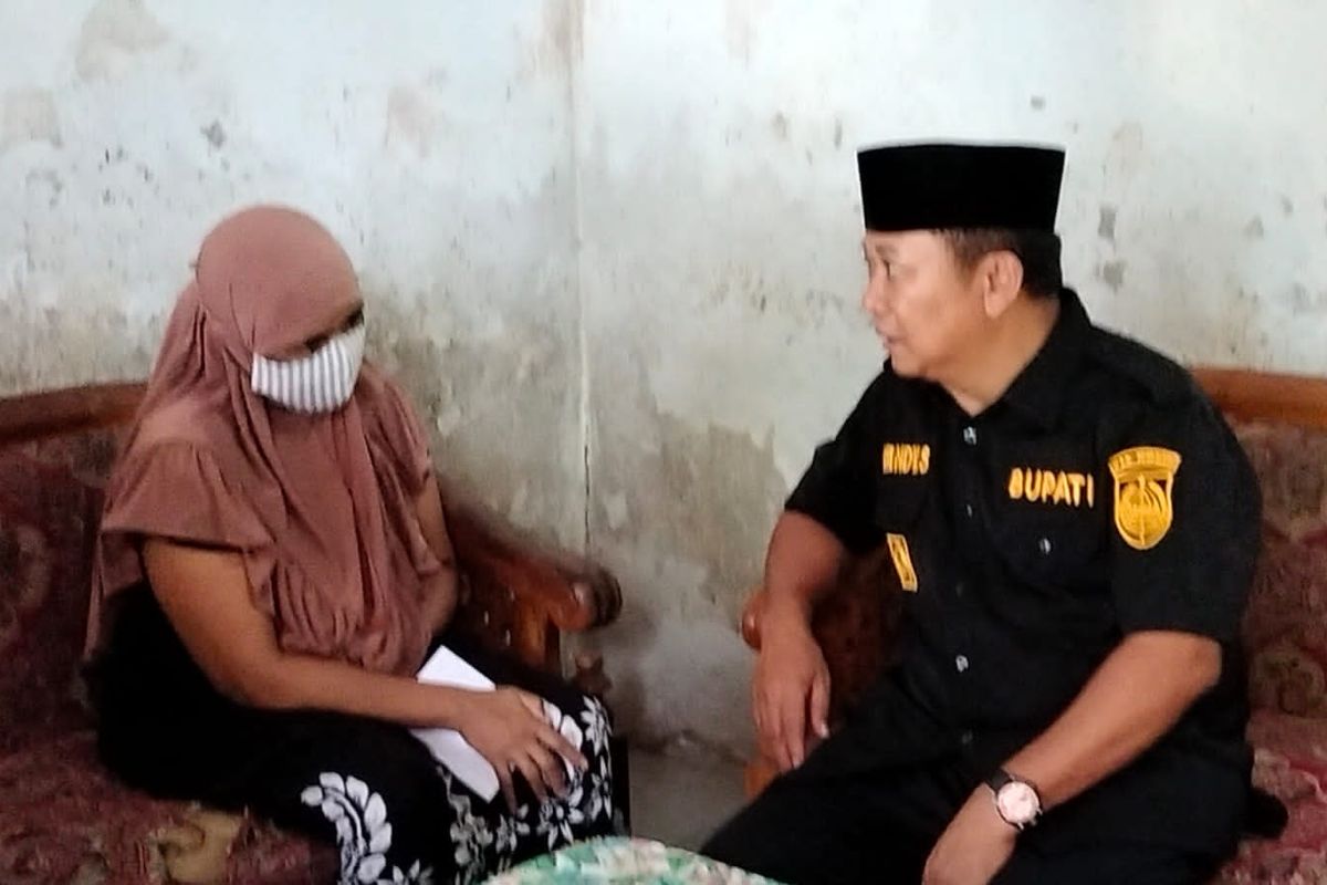 Bupati Jember Hendy Siswanto saat berkunjung ke korban KDRT pada Senin (18/3/2024)
