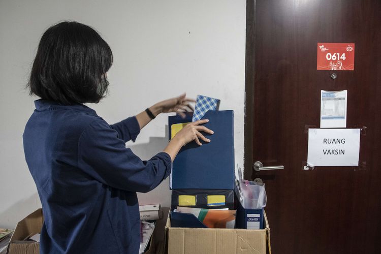 Sejumlah relawan COVID-19 mengemas alat kesehatan di Rumah Sakit Darurat COVID (RSDC) Wisma Atlet Kemayoran, Jakarta, Jumat (31/3/2023). RSDC Wisma Atlet Kemayoran resmi ditutup pada Jumat (31/3/2023), setelah pertama kali merawat pasien Covid-19 pada 23 Maret 2020.