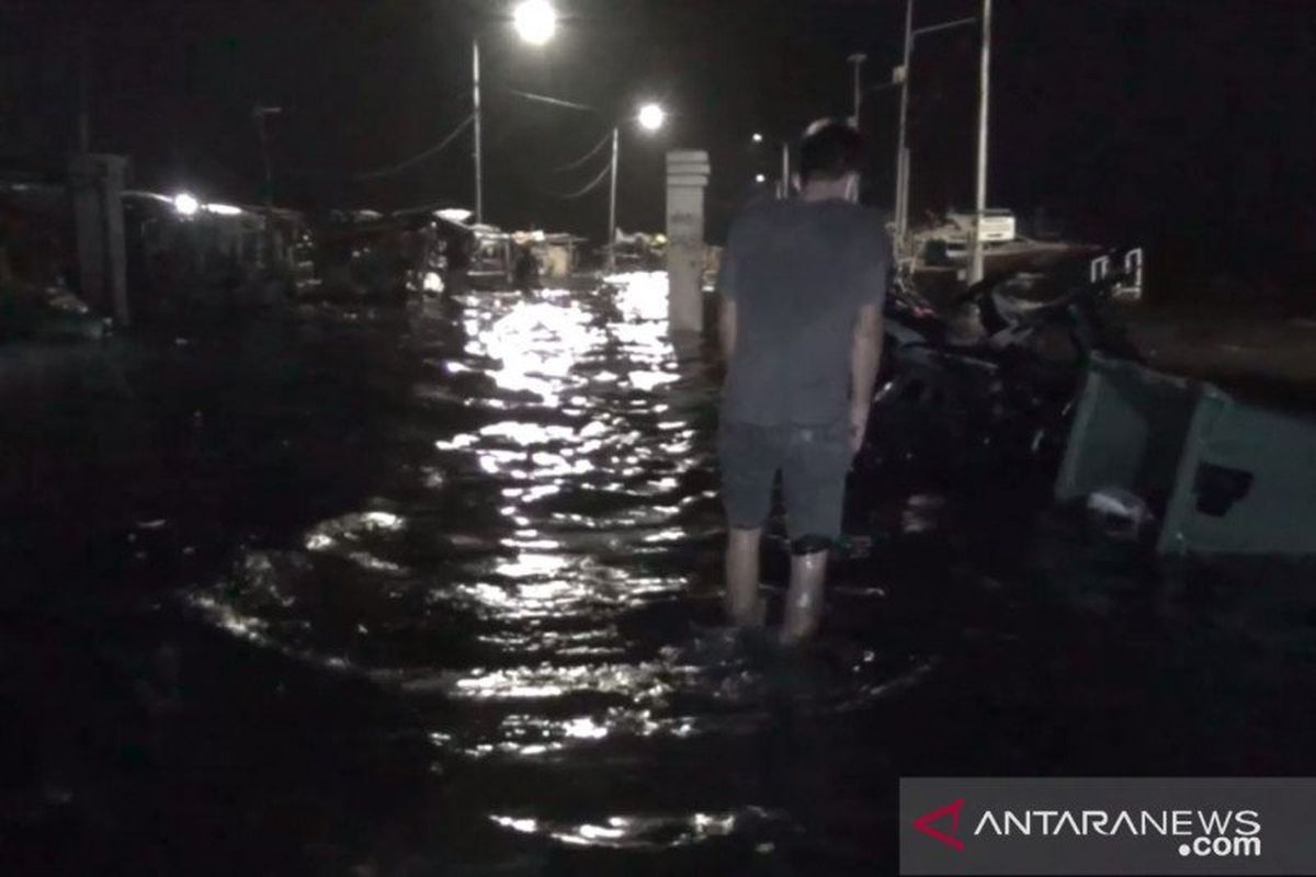 Banjir rob melanda Pelabuhan Kaliadem hingga pemukiman warga di Muara Angke, Penjaringan, Jakarta Utara, Kamis (4/6/2020) malam.