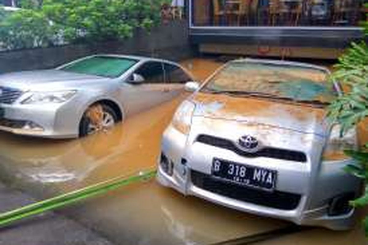 Mobil yang terendam di basement Tamani Kafe, Jalan Kemang Raya, Jakarta Selatan, Minggu (28/8/2016).