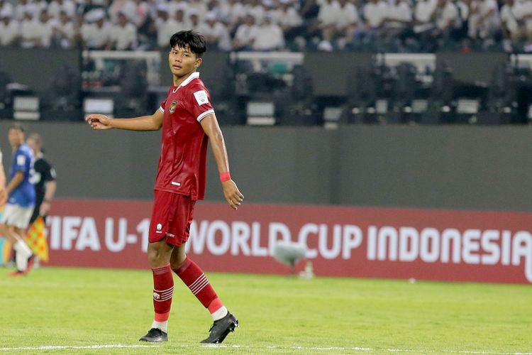 Pemain Timnas Indonesia U17 Arkhan Kaka saat babak penyisihan Grup A Piala Dunia U17 2023 melawan Ekuador yang berakhir dengan skor 1-1 di Stadion Gelora Bung Tomo Surabaya, Jawa Timur, Jumat (10/11/2023) malam.