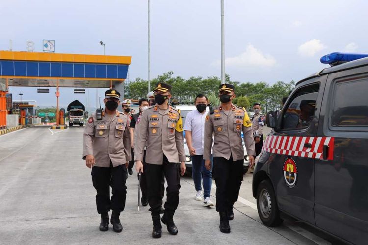 Kapolres Malang bersama jajarannya saat meninjau kesiapan Pos Pengamanan di Exit Tol Lawang beberapa waktu lalu.