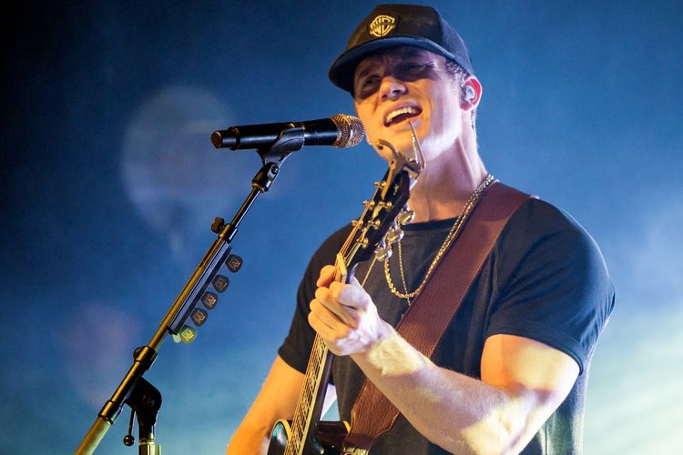 Parker McCollum adalah penyanyi musik country asal Amerika.