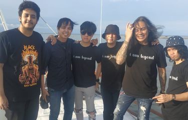 Dua personel grup band Element, Ferdy Tahier (vokal) dan Aditya Pratama (gitar)&nbsp; bersama Ricky Kevin, Jones Roma, Acoy dan Gada Tahier dalam perilisan 58 Concert Room di Kapal Phinisi yang berlayar dari dermaga Baywalk Pluit, Jakarta Utara, Kamis (13/2/2020).