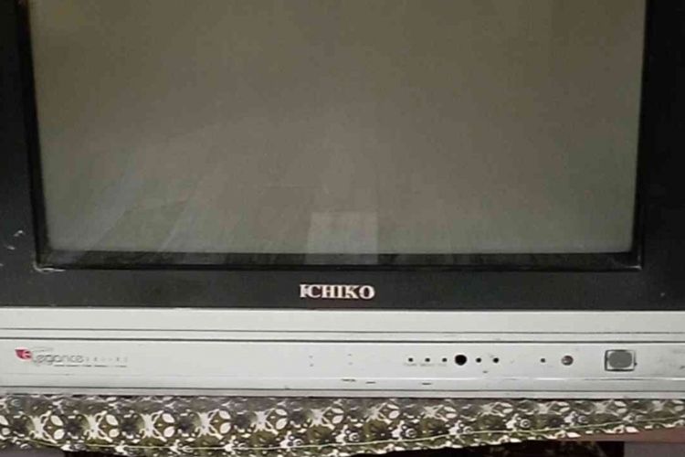 Perangkat tv dan set top box alias receiver.