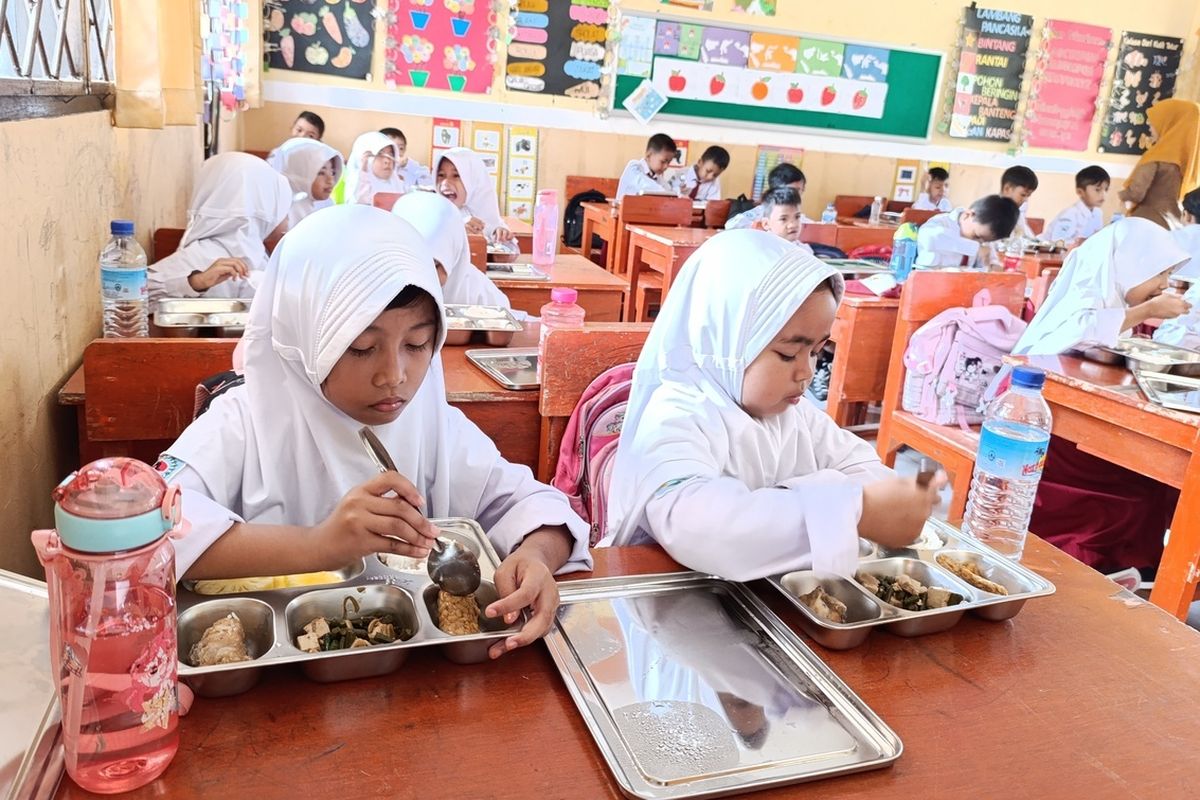 Ilustrasi anak saat mendapatkan makan bergizi gratis. Badan Gizi Nasional menanggapi kritik siswa tentang rasa menu dari program makan bergizi gratis tidak enak. Pihak terkait memberikan sejumlah alasan.