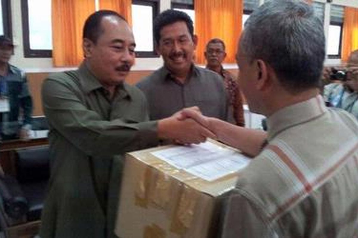 Pasangan calon gubernur-wakil gubernur Jabar dari jalur perseorangan, Dikdik Mulyana Arief Mansur-Cecep Nana Suryana Toyib, Rabu (5/12/2012), datang ke KPU Jabar untuk melengkapi berkas dukungan. 