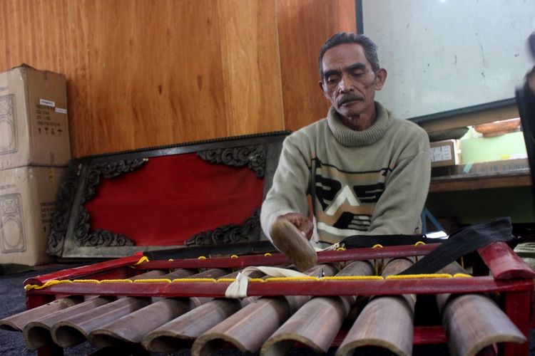 Dengan kentong barung, Jono menemukan musik tongling ditengah kesunyian dukuh Wono Mulyo di Kaki Gunung Lawu,