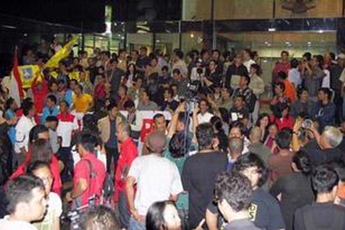 Sejumlah Aktivis melakukan aksi penyelamatan KPK di Gedung KPK, Jakarta, Sabtu (6/10/2012). Kehadiran para aktivis merupakan reaksi dari datangnya sejumlah anggota Propam Polda Bengkulu ke KPK untuk menjemput penyidik KPK Novel Baswedan. 