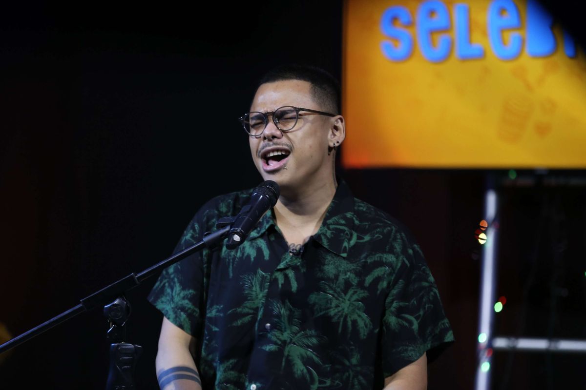 Penyanyi Teza Sumendra membuka penampilan di Selebrasi (Selebritas Beraksi) edisi Selasa (21/5/2019) dengan lagu Girlfriend. Penyanyi berusia 31 tahun ini mengawali karier dengan mengikuti ajang Indonesia Idol pada tahun 2006.