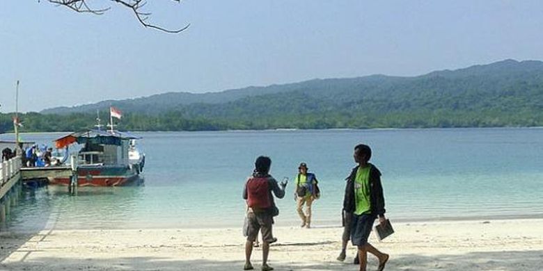 Sejumlah wisatawan menikmati keindahan pemandangan di Pulau Peucang, Kabupaten Pandeglang, Banten, awal Mei. Pantai di Pulau Peucang yang berpasir putih menjadi daya tarik bagi wisatawan yang ingin berenang di air laut yang jernih. Pulau itu juga menjadi habitat berbagai satwa, seperti rusa, biawak, merak, monyet, dan babi hutan. Peucang termasuk dalam Taman Nasional Ujung Kulon.