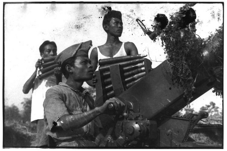 60 Tahun Indonesia Merdeka Dalam Foto
Surabaya, November 1945.Pasukan anti-udara Tentara Keamanan Rakyat bersiaga dalam pertempuran melawan tentara Inggris. Veteran Perang Surabaya, Suharyo Hario Kecik Padmodiwiryo, mengenang: Meriam penangkis serangan udara, meriam lapangan, meriam berat pantai, dan mitraliur antipesawat kaliber 2 cm ditangani oleh bekas Heiho (prajurit pembantu Jepang) yang tahu cara menggunakannya dan para pemuda. Meskipun demikian, lapangan terbang Morokrembangan sedikit banyak bisa kami ganggu. Anak-anak bagian meriam dicela karena tidak 
mampu mengenai sasaran di pelabuhan. Tembakan mereka kebacut (terlewat) hingga mengenai daerah pertahanan PRI kota Kamal di Pulau Madura. Dalam keadaan perang pun kebiasaan bergurau dan berolok-olok dari arek Suroboyo tetap saja hidup