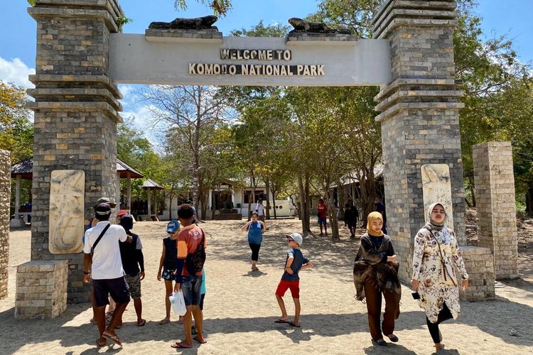 Wisatawan datang ke Pulau Komodo yang merupakan salah satu kawasan Taman Nasional Komodo di Nusa Tenggara Timur. 
