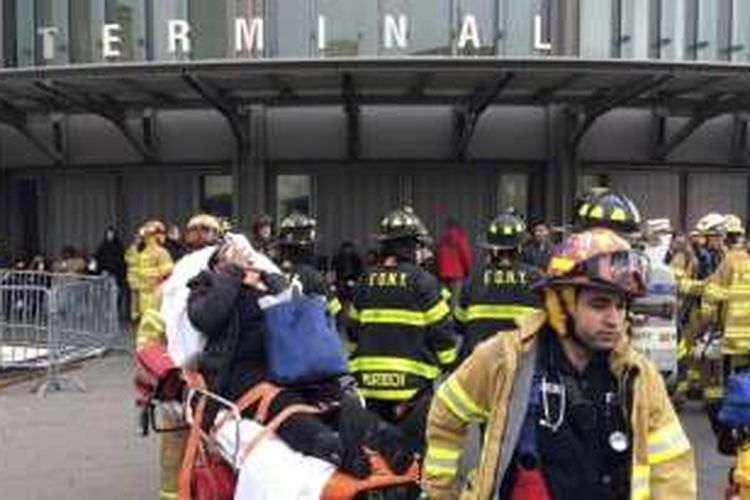Penumpang yang luka akibat kecelakaan kereta api dibawa dari stasiun Atlantic, Brooklyn, New York, Rabu 4/1/2017) pagi.
