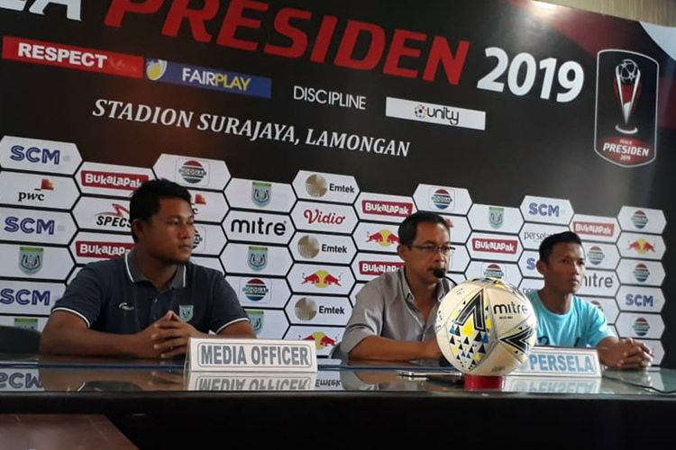 Pelatih Persela Lamongan Aji Santoso (tengah) dan Eki Taufik, jelang menghadapi Madura United di Piala Presiden 2019.