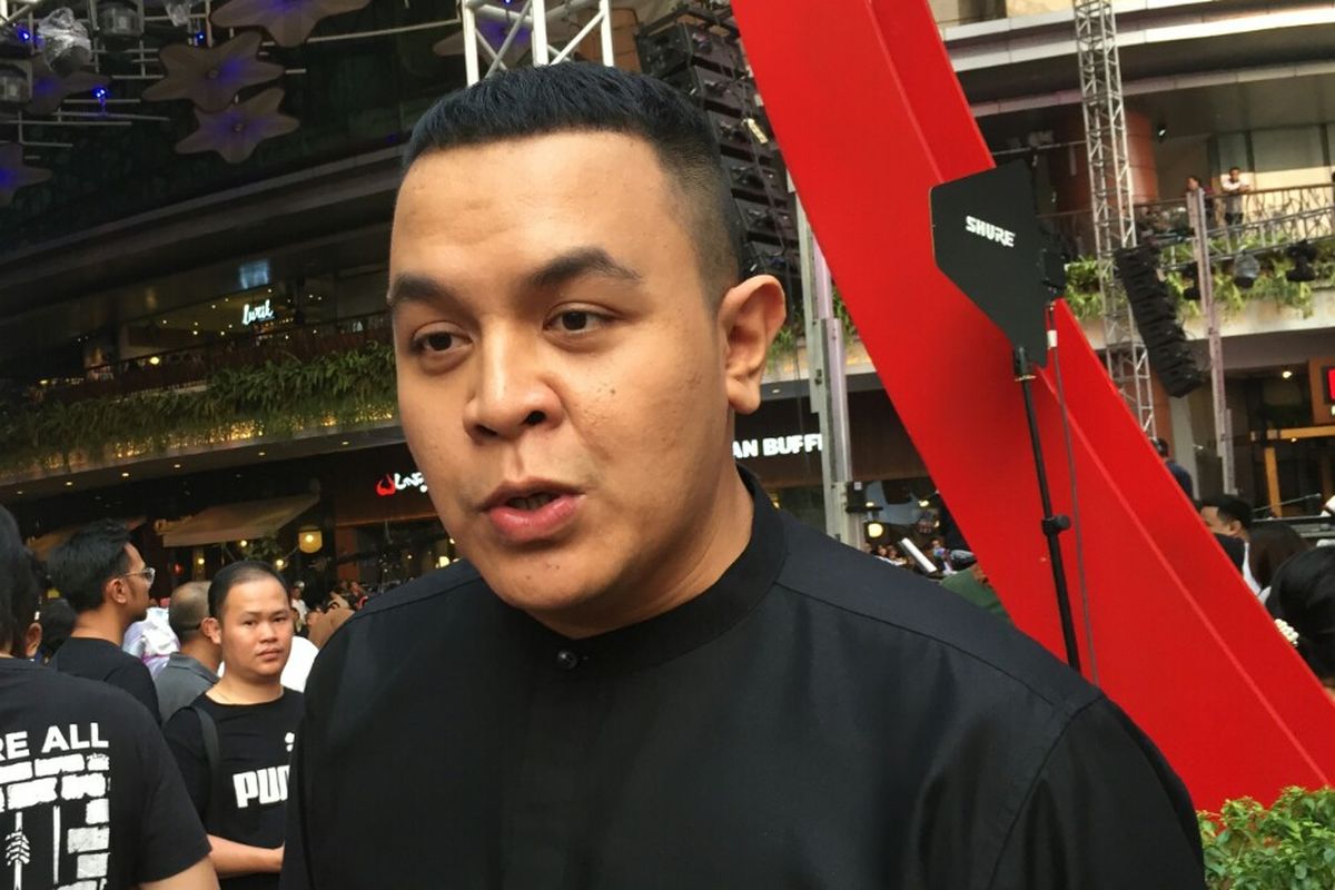 Penyanyi solo Tulus usai tampil di konser amal Gala Dana 100 Biduan 100 Hits Untuk Palu-Donggala Sulteng di Lippo Mall Kemang, Jakarta Selatan, Jumat (5/10/2018).