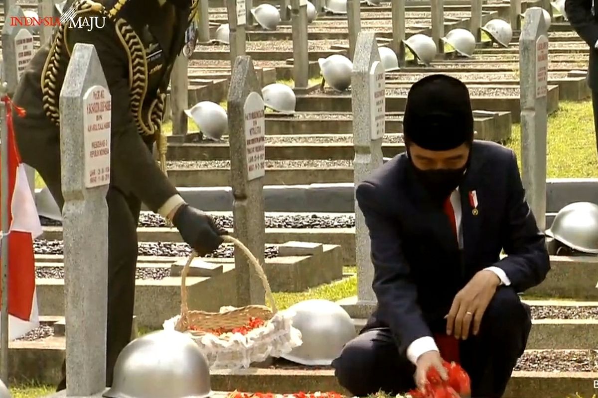President Joko Widodo pays his respects to fallen Indonesian soldiers at the Kalibata Heroes Cemetery during Indonesias National Heroes Day on 10/11/2020