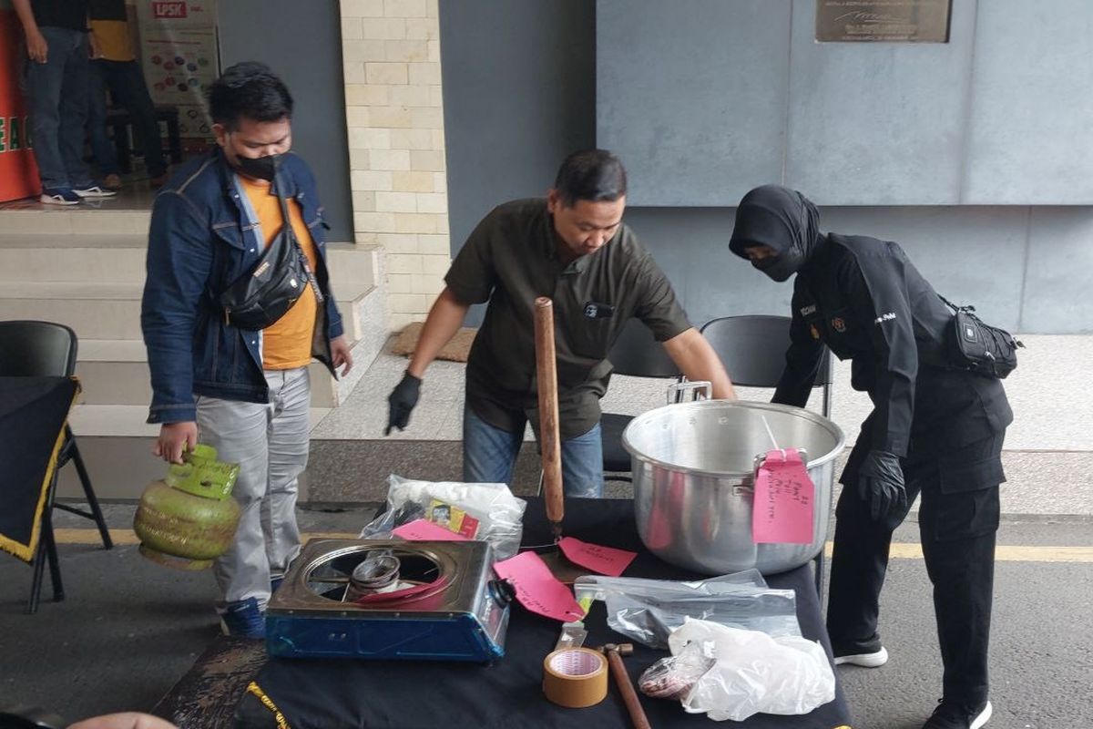 Barang bukti yang diamankan dari lokasi kejadian mutilasi di Sleman dihadirkan dalam jumpa pers di Mapolda DIY.