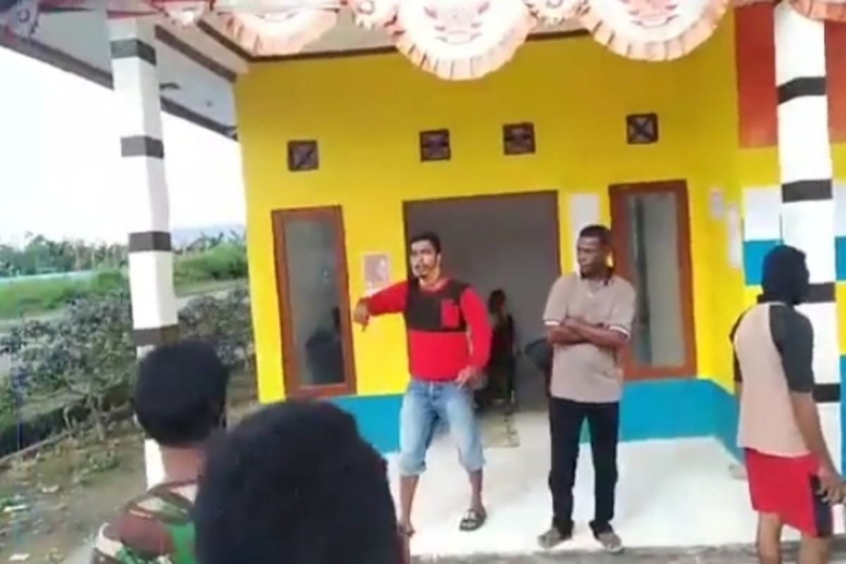 Sejumlah warga Desa Pasahari, Kecamatan Seram Utara, Kabupaten Maluku Tengah menggrebek sejumlah aparat desa yang tengah pesta miras di dalam kantor desa setempat, Rabu (17/6/2020)