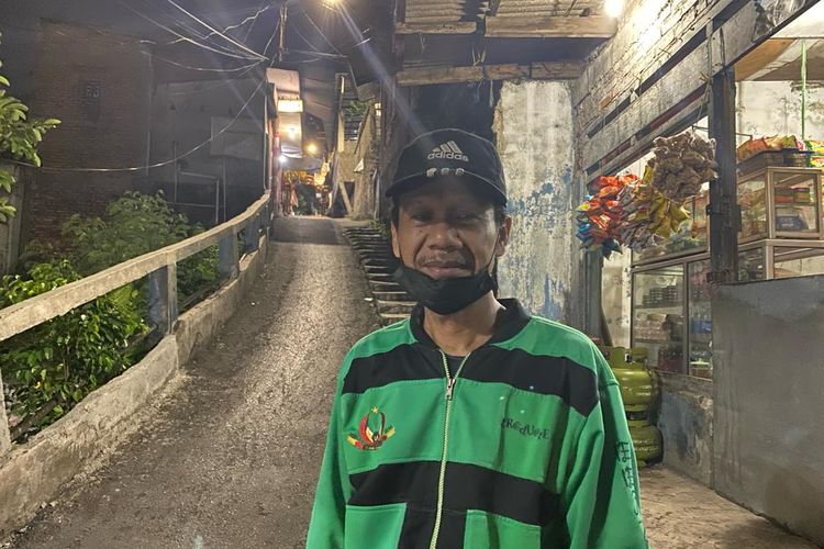 Salah satu penjaga Tanjakan Lengkong bernama Arifin (57) saat ditemui Kompas.com di kawasan Pejaten Timur, Pasar Minggu, Jakarta Selatan, Selasa (23/1/2024).