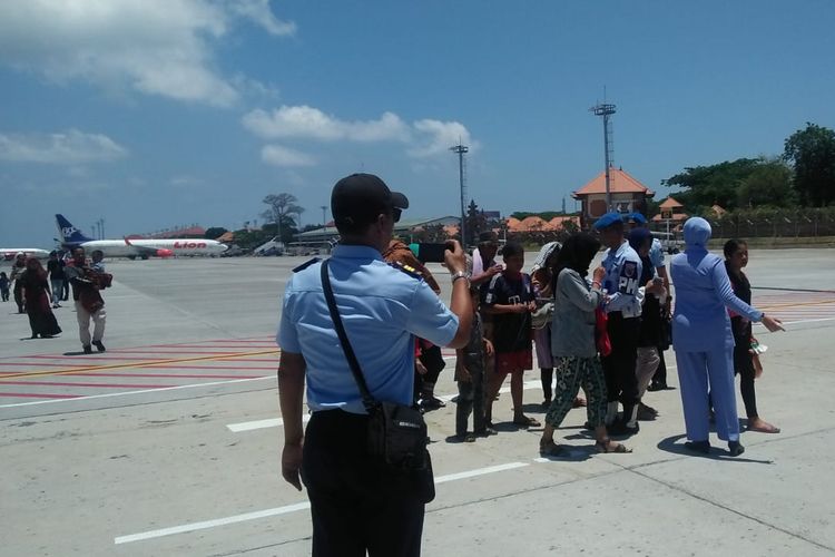 Warga dari Wamena saat turun di Base Ops  Lanud I Gusti Ngurah Rai, Kamis (3/10/2019).