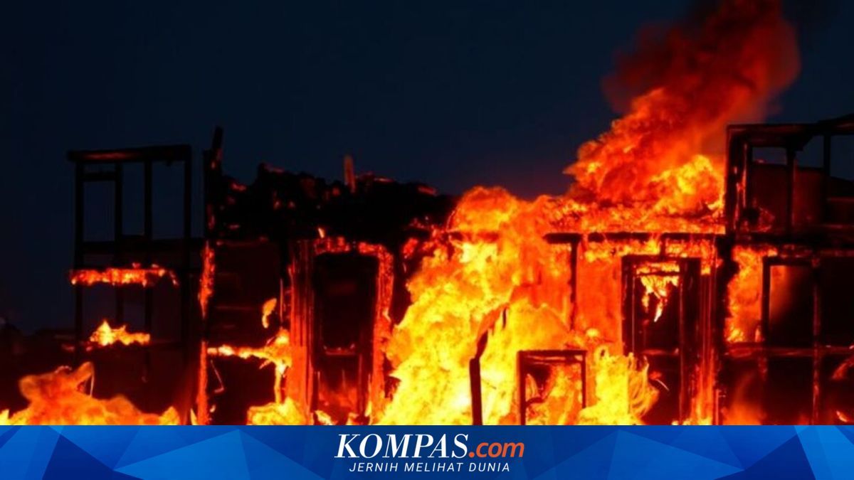 Kebakaran Hebat di Klademak II Pantai Sorong, 97 Rumah Nelayan Ludes Dilahap Api