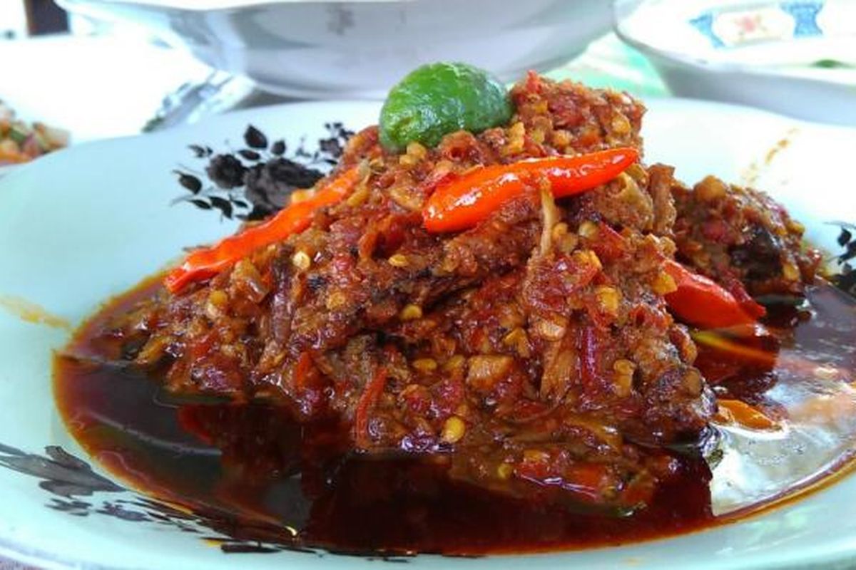 Ayam Rarang biasa dihidangkan bersama nasi, ayam goreng, sayur bening dan mentimun.