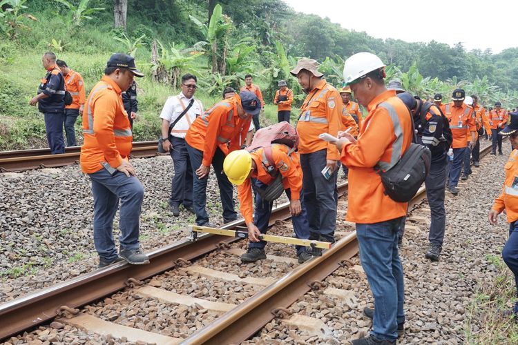 Kepala Daop 4 Semarang, Wisnu Pramudyo sedang melakukan pengecekan di Jalur Kuripan - Plabuan