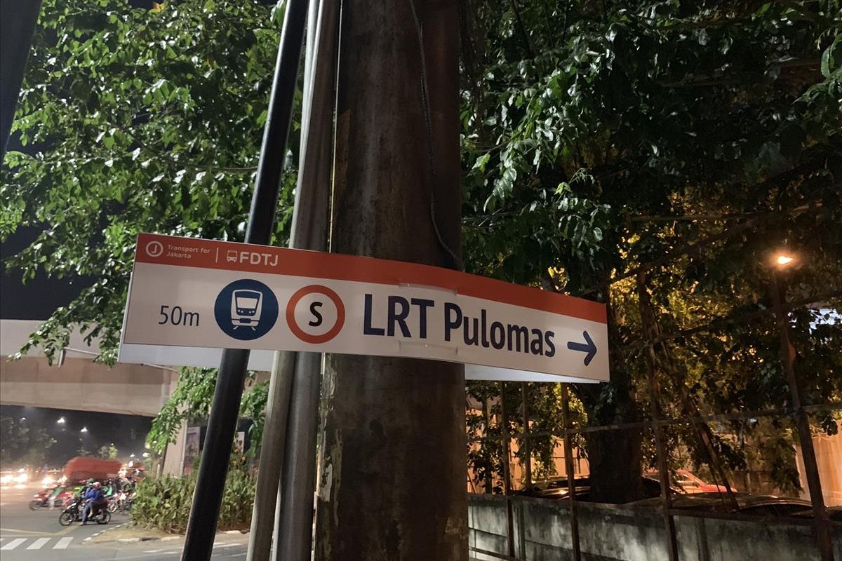 Informasi penunjuk arah yang dibuat Komunitas Transport For Jakarta di Pulomas, Jakarta Timur, Jumat (26/7/2019).