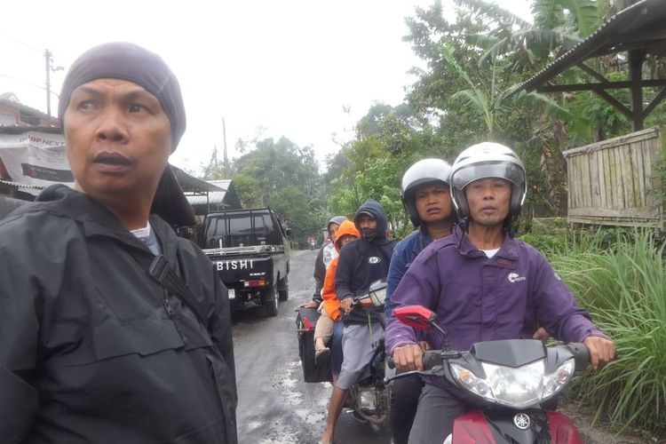 Petugas memberhentikan warga yang hendak menyeberang jakur alternatif Curah Kobokan