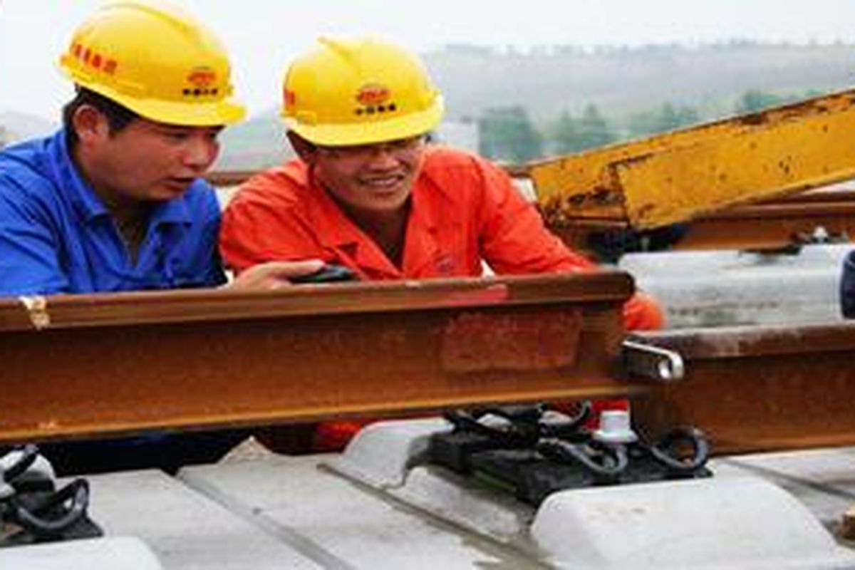 Sejumlah pekerja memasang rel kereta cepat yang menghubungkan Beijing dan Shanghai. Jalur sepanjang 1.318 km ini dapat ditempuh kurang dari lima jam.