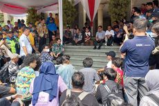 Rektor UGM Temui Mahasiswa yang Kemah di Balairung, Protes UKT dan Uang Pangkal