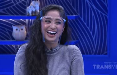 Dewi Perssik sedang berbincang dengan Deddy Corbuzier. (Bidikan layar YouTube Trans TV Official). 