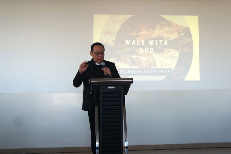 Gembala GKY Makassar, Pdt. Lie Budhiono, di tengah soft opening Sekolah Kristen IPEKA Center Point of Indonesia (CPI) di Makassar pada Senin, 17 Juli 2023.