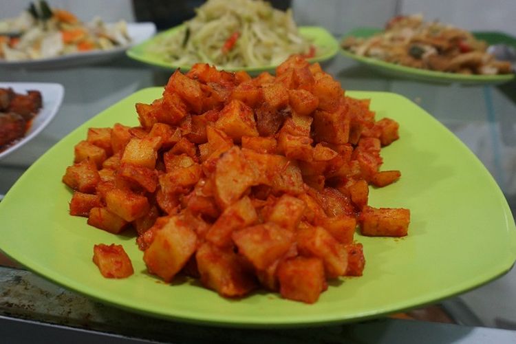 Menu kentang balado di warteg Kharisma Bahari.