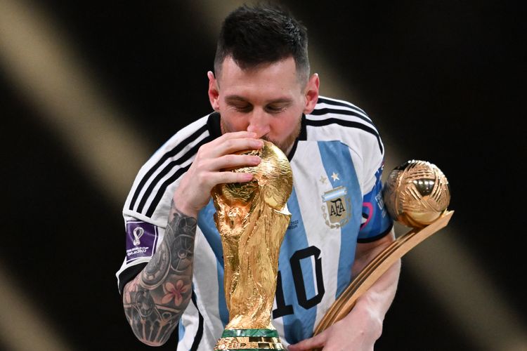Kapten Argentina Lionel Messi mencium Trofi Piala Dunia FIFA setelah memenangi pertandingan final Piala Dunia 2022 Qatar antara Argentina vs Perancis di Stadion Lusail di Lusail, utara Doha pada Minggu 18 Desember 2022. Terkini, enam jersey Messi pada Piala Dunia 2022 dilelang dengan tawaran mencapai Rp 80 miliar.