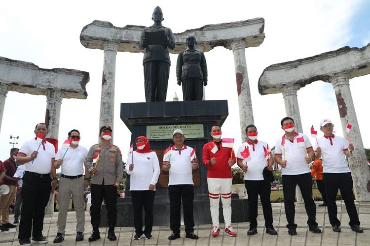 Tito bersama Gubernur Jatim Khofifah dan Kapolda Jatim Nico Afinta. 

