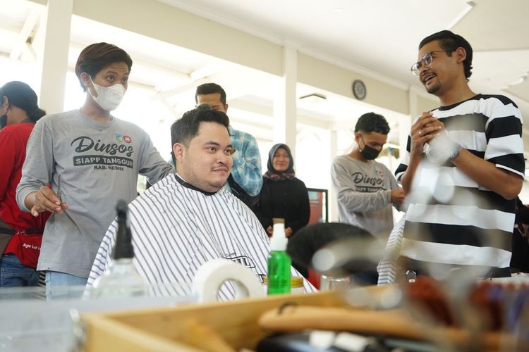 Mas Dhito dalam acara Pelatihan Barbershop di Kediri
