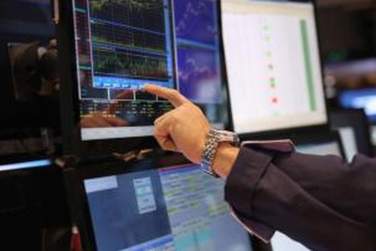 NEW YORK, NY - AUGUST 27: A stock trader makes last minute transactions ahead of the closing bell at the New York Stock Exchange on August 27, 2013 in New York City. The Dow Jones Industrial Average fell 170 points on fears of a possible U.S. attack on Syria.   John Moore/Getty Images/AFP