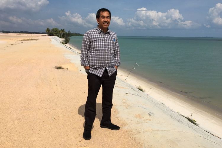 Direktur Utama PT Angkasa Pura II Muhammad Awaluddin berpose di area pembangunan Bintan New Airport di Kabupaten Bintan, Provinsi Kepulauan Riau, Jumat (23/3/2018). Bandara yang akan beroperasi tahun 2020 ini didanai oleh anak usaha Gallant Venture, PT Bintan Aviation Investments, dan dioperasikan oleh AP II.