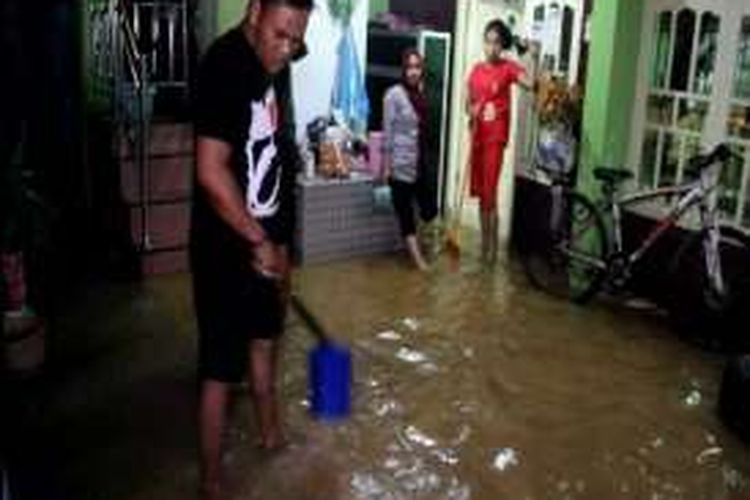 Pertemuan banjir darat dna banjir rob saat air laut sedang pasang menyebbakan ribuan rumah wrag di ddua kecamatan di Banggae timur dan Barat terendam banjir hingga setinggi lutu orang dewasa. Warga pun empak berjibaku menyelamtkan barang dan harta mereka agar tidak terendam banjir