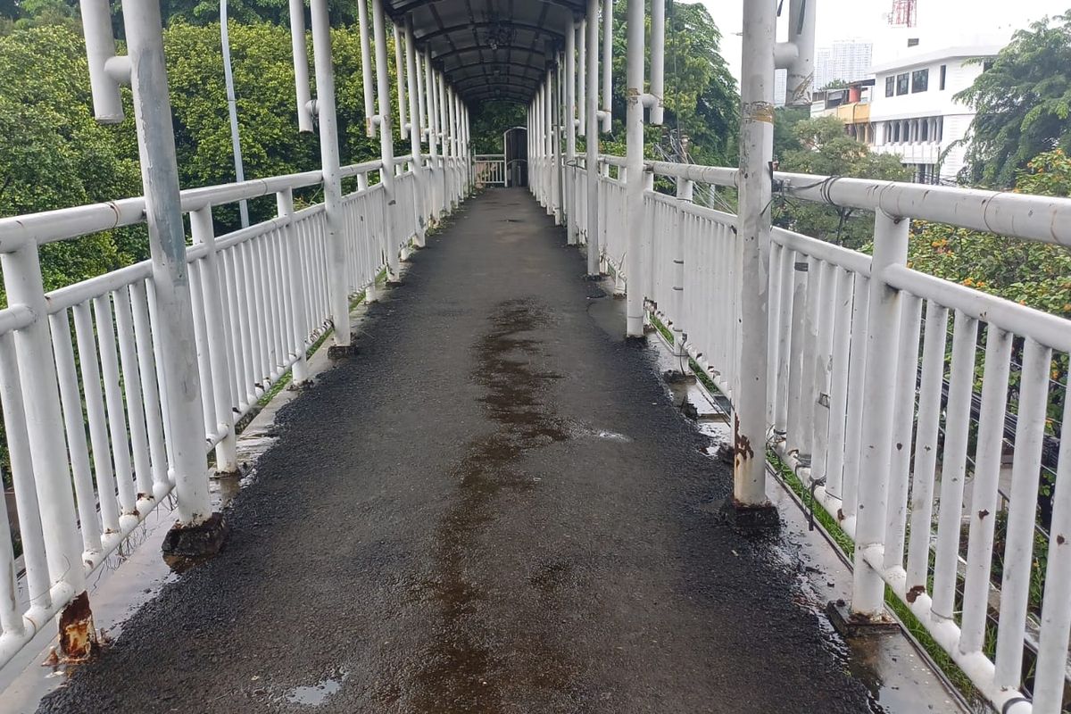 Kondisi JPO di Jalan Kyai Tapa, depan Trisakti School of Management, Tomang, Jakarta Barat. 