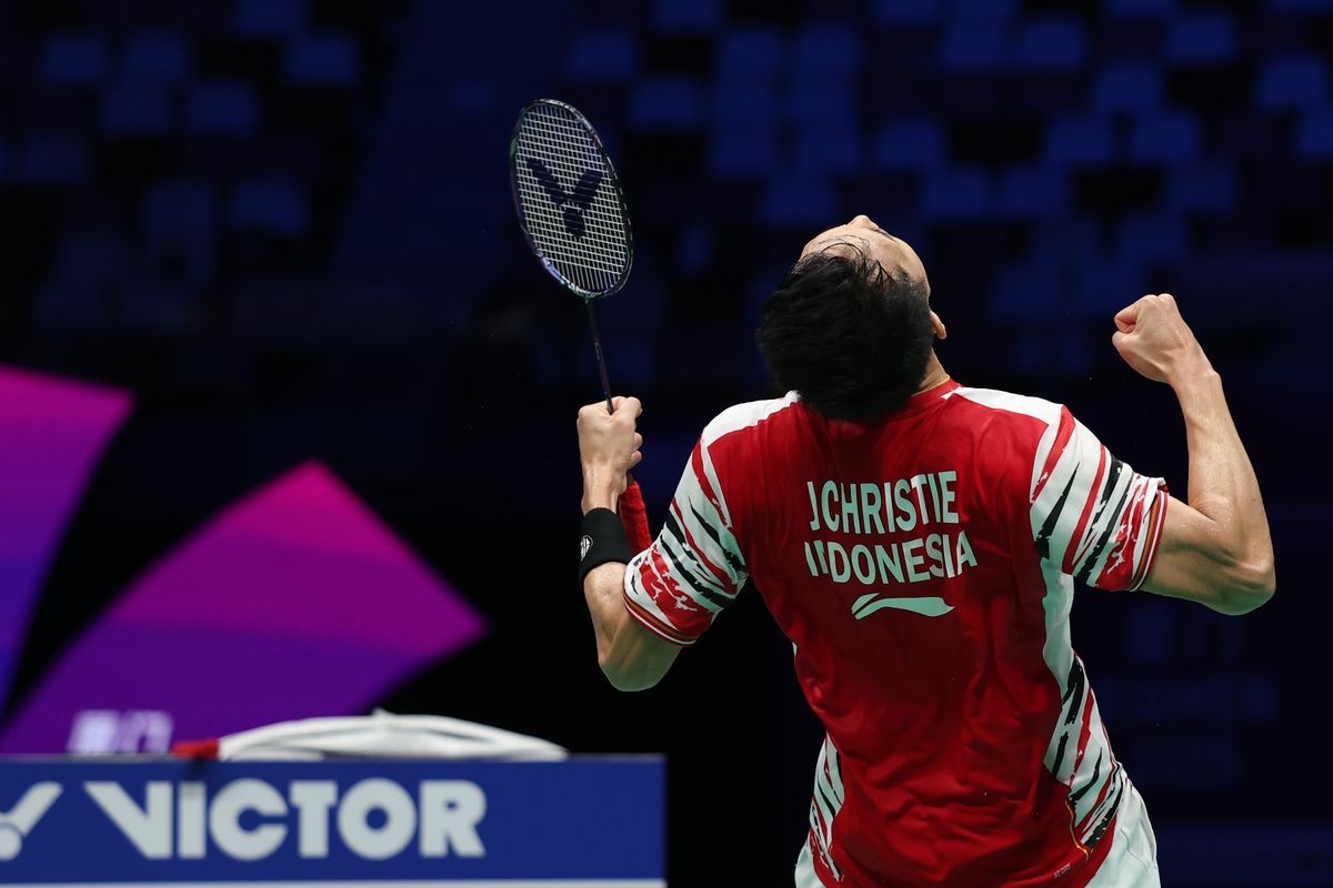 Jonatan Christie dari Indonesia merayakan kemenangan dalam pertandingan tunggal putra melawan Kunlavut Vitidsarn dari Thailand selama pertandingan perempat final antara Thailand dan Indonesia pada ajang Piala Sudirman BWF di Xiamen, Provinsi Fujian, Tiongkok tenggara, 2 Mei 2025.
