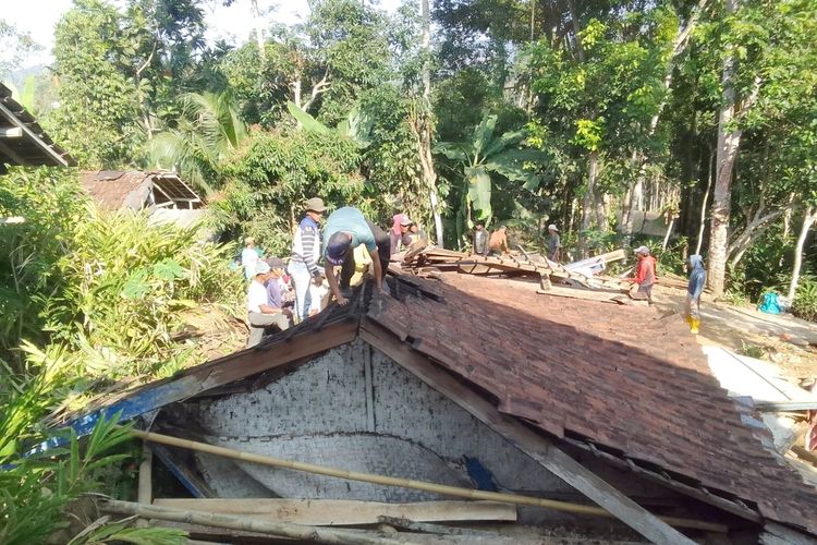 Rumah Sepasang Lansia di Garut Ambruk karena Lapuk, Suami Jadikan Tubuhnya Tameng Lindungi Istri