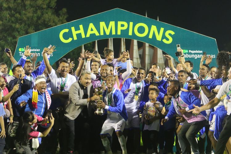 PSBS Biak selebrasi menjadi juara Liga 2 2023-2024 setelah mengalahkan Semen Padang dengan agregat 0-6 di Stadion H Agus Salim Padang, Sabtu (9/3/2024) malam.