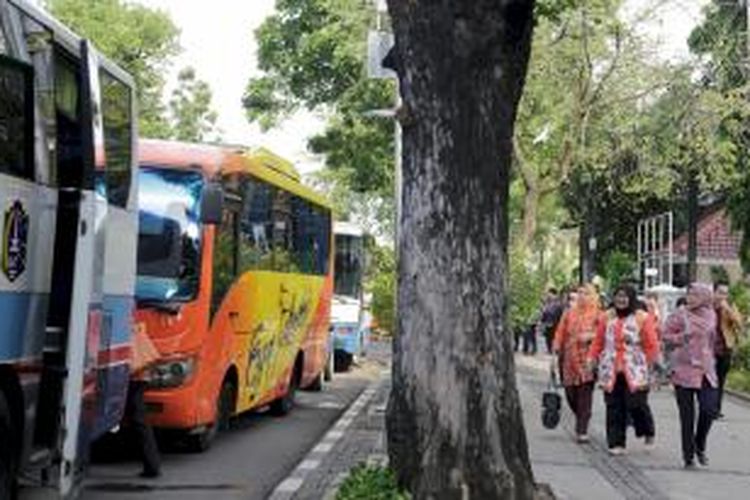 Karyawan Pemda DKI pulang dengan bus karyawan di depan Balai Kota Jakarta Pusat, Kamis (2/1). Pemda DKI Jakarta akan menerapkan aturan bagi pegawai negeri sipil (PNS) untuk tidak membawa kendaraan pribadi pada setiap Jumat pekan pertama. Upaya ini dilakukan untuk mengurangi tingkat kemacetan. Kompas/Lasti Kurnia (LKS) 