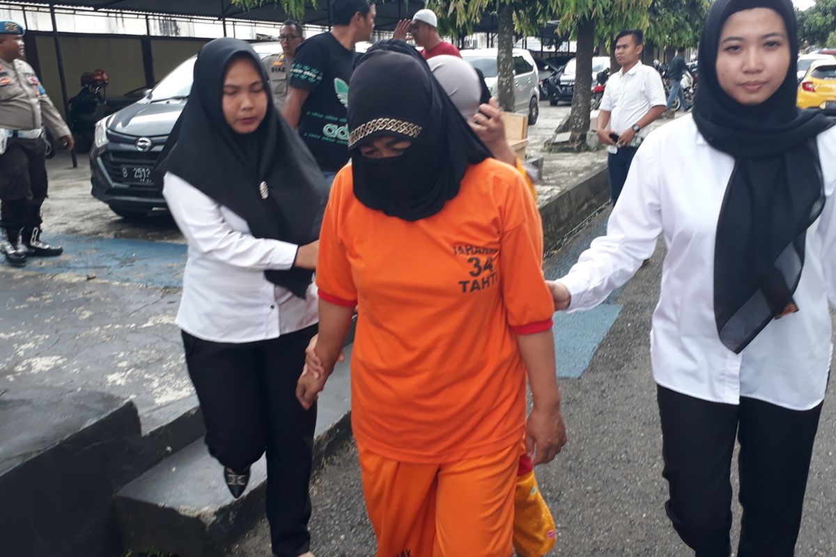 Mantan Kepala Bidang Penembangan Pemuda Dinas Pemuda dan Olahraga (Dispora) Kabupaten Muratara, Sumatera Selatan bernama Nelly Susanti (53) saat berada di Polres Lubuklinggau, Senin (30/1/2023).