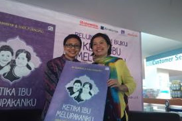 (Kiri-kanan) DY Suharya dan Dian Purnomo meluncurkan buku Ketika Ibu Melupakanku di Toko Buku Kinokuniya, Jakarta,Senin (22/12/2014). Buku ini berdasarkan kisah nyata seorang DY yang memiliki ibu menderita alzheimer.
